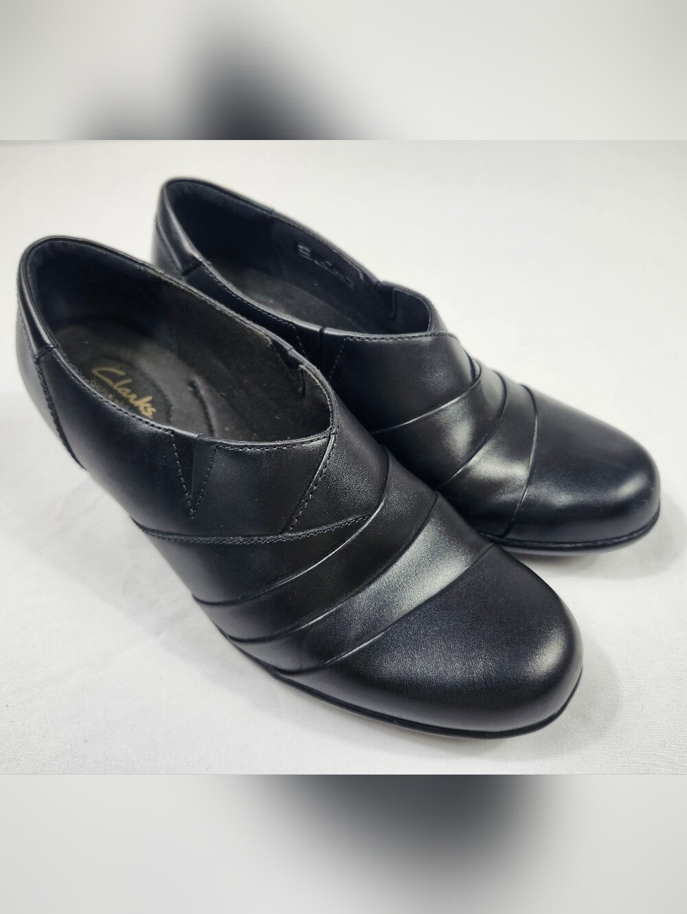 Clarks Women's 8 W Black Leather Heels - Sleek Slip-On Pumps
